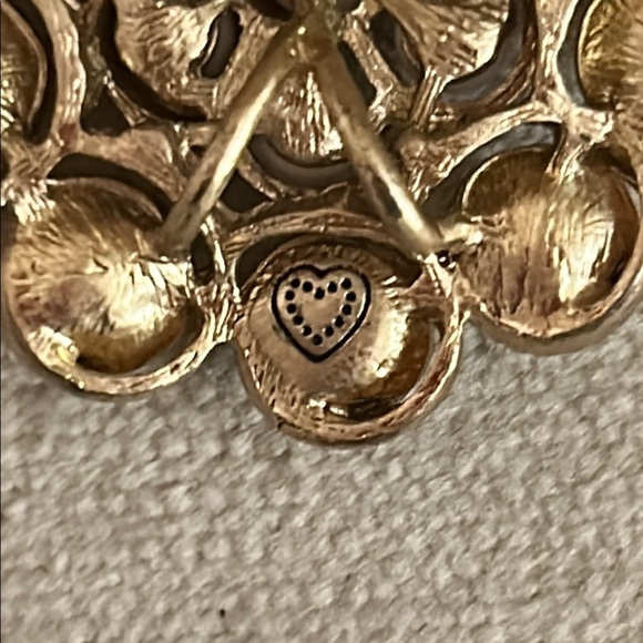 Elegant Gold and White Beaded Brooch - Picture 3 of 3